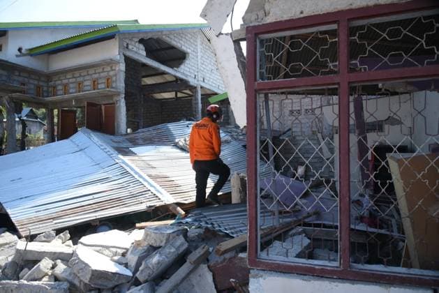 7.7-magnitude earthquake in Indonesia kills 55, injures 132 EAST MANGGARAI, INDONESIA - AUGUST 17: (----EDITORIAL USE ONLY - MANDATORY CREDIT - INDONESIAN NATIONAL SEARCH AND RESCUE AGENCY (BASARNAS) HANDOUT - NO MARKETING NO ADVERTISING CAMPAIGNS - DISTRIBUTED AS A SERVICE TO CLIENTS----) Search and rescue operations continue in East Manggarai, East Nusa Tenggara, on Monday, three days after a magnitude 7.7 earthquake struck the region on August 15th in Satar Kampas village, Lamba Leda district, East Manggarai regency, Indonesia on August 17, 2026. Joint SAR teams continued searching and evacuating victims in one of the hardest-hit areas. As of 3 p.m. local time, 55 people had died and 132 others were injured, bringing the total number  Copyright: x2026xAnadoluxBASARNASx xHandoutx