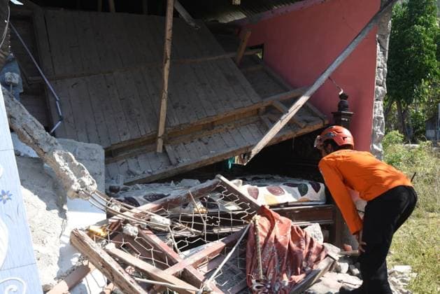 7.7-magnitude earthquake in Indonesia kills 55, injures 132 EAST MANGGARAI, INDONESIA - AUGUST 17: (----EDITORIAL USE ONLY - MANDATORY CREDIT - INDONESIAN NATIONAL SEARCH AND RESCUE AGENCY (BASARNAS) HANDOUT - NO MARKETING NO ADVERTISING CAMPAIGNS - DISTRIBUTED AS A SERVICE TO CLIENTS----) Search and rescue operations continue in East Manggarai, East Nusa Tenggara, on Monday, three days after a magnitude 7.7 earthquake struck the region on August 15th in Satar Kampas village, Lamba Leda district, East Manggarai regency, Indonesia on August 17, 2026. Joint SAR teams continued searching and evacuating victims in one of the hardest-hit areas. As of 3 p.m. local time, 55 people had died and 132 others were injured, bringing the total number  Copyright: x2026xAnadoluxBASARNASx xHandoutx