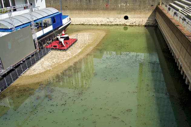 Der Rhein ist in Köln so niedrig wie noch nie. In der Nacht zu Sonntag fiel der Pegel auf nur 45 Zentimeter und damit deutlich unter den bisherigen Tiefststand. Für die Schifffahrt wird das zunehmend zum Problem. Köln, 16.08.2026 *** The Rhine in Cologne is at an all-time low. Overnight into Sunday, the water level dropped to just 45 centimeters, well below the previous record low. This is becoming an increasing problem for shipping. Cologne, August 16, 2026 Foto:xC.xAdolph xFuturexImagex niedrigwasser_6855