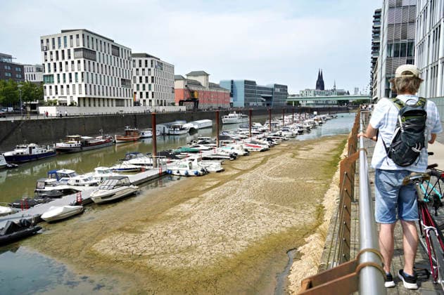 Der Rhein ist in Köln so niedrig wie noch nie. In der Nacht zu Sonntag fiel der Pegel auf nur 45 Zentimeter und damit deutlich unter den bisherigen Tiefststand. Für die Schifffahrt wird das zunehmend zum Problem. Köln, 16.08.2026 *** The Rhine in Cologne is at an all-time low. Overnight into Sunday, the water level dropped to just 45 centimeters, well below the previous record low. This is becoming an increasing problem for shipping. Cologne, August 16, 2026 Foto:xC.xAdolph xFuturexImagex niedrigwasser_6860