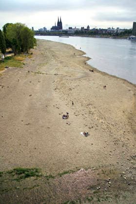 Der Rhein ist in Köln so niedrig wie noch nie. In der Nacht zu Sonntag fiel der Pegel auf nur 45 Zentimeter und damit deutlich unter den bisherigen Tiefststand. Für die Schifffahrt wird das zunehmend zum Problem. Köln, 16.08.2026 *** The Rhine in Cologne is at an all-time low. Overnight into Sunday, the water level dropped to just 45 centimeters, well below the previous record low. This is becoming an increasing problem for shipping. Cologne, August 16, 2026 Foto:xC.xAdolph xFuturexImagex niedrigwasser_6880