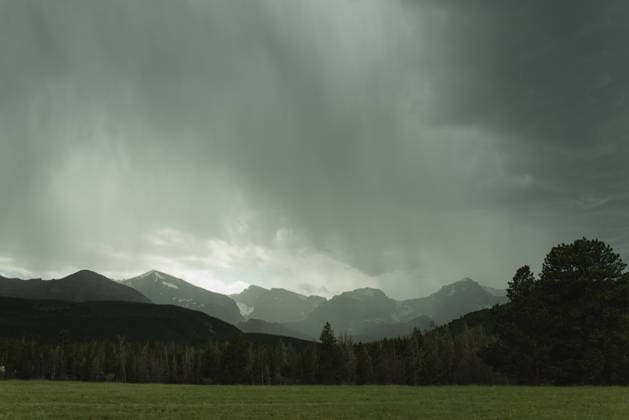 Heavy rain falls over peaks in Rocky Mountain National Park Estes Park, Colorado, United States R_AKAO260816-2106115-01 ,model released, Symbolfoto ,property released