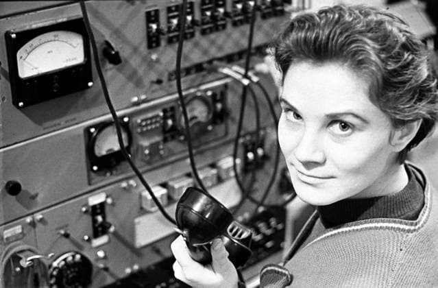 Joint Soviet-US satellite-communications research program 5815231 02.02.1964 A joint Soviet-US satellite-communications research program. A Soviet operator uses the Echo-2 communications satellite, developed by the National Aeronautics and Space Administration (NASA) of the United States. Ð›ÐµÐ² Ð£ÑÑ‚Ð¸Ð½Ð¾Ð² Sputnik Russia  Copyright: xÐ›ÐµÐ²xÐ£ÑÑ‚Ð¸Ð½Ð¾Ð²x