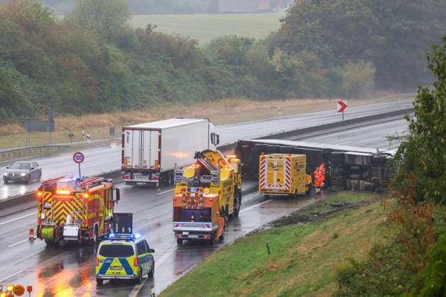 LKW auf A1 bei Wuppertal umgestürzt - massive Verkehrsbehinderungen sind die Folge Ein LKW ist am Montagmorgen (17. August 2026) auf der A1 hinter der Anschlussstelle Ronsdorf in Fahrtrichtung Dortmund verunglückt. Der 43 Jahre alte Fahrer erlitt dabei leichte Verletzungen. Nach Angaben der Autobahnpolizei ereignete sich der Unfall kurz nach 7 Uhr. Demnach berichtete der Fahrer, dass sich während der Fahrt der Anhänger gelöst habe, bei der Unfallaufnahme waren Zugmaschine und Auflieger jedoch miteinander verbunden. In der Folge geriet das Gespann ins Schleudern, kam von der Fahrbahn ab und fuhr zunächst über den angrenzenden Hang. Anschließend kippte der Lastwagen auf die Seite und blieb dort liegen. Unmittelbar nach dem Unfall wa
