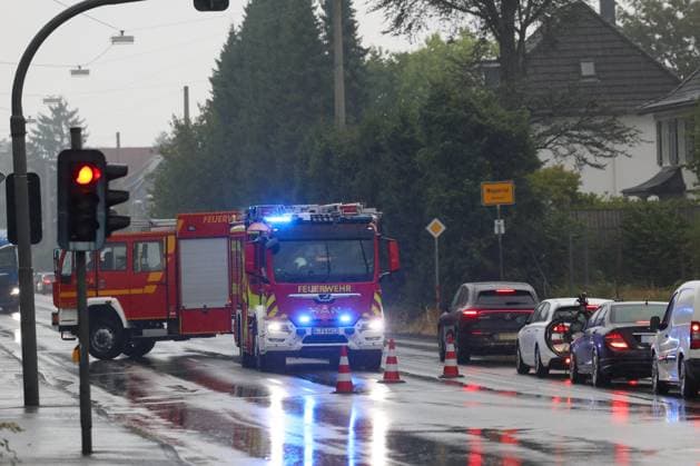 LKW auf A1 bei Wuppertal umgestürzt - massive Verkehrsbehinderungen sind die Folge Ein LKW ist am Montagmorgen (17. August 2026) auf der A1 hinter der Anschlussstelle Ronsdorf in Fahrtrichtung Dortmund verunglückt. Der 43 Jahre alte Fahrer erlitt dabei leichte Verletzungen. Nach Angaben der Autobahnpolizei ereignete sich der Unfall kurz nach 7 Uhr. Demnach berichtete der Fahrer, dass sich während der Fahrt der Anhänger gelöst habe, bei der Unfallaufnahme waren Zugmaschine und Auflieger jedoch miteinander verbunden. In der Folge geriet das Gespann ins Schleudern, kam von der Fahrbahn ab und fuhr zunächst über den angrenzenden Hang. Anschließend kippte der Lastwagen auf die Seite und blieb dort liegen. Unmittelbar nach dem Unfall wa