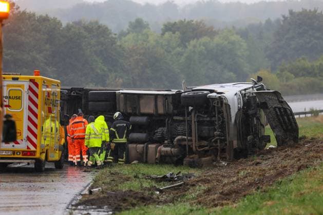 LKW auf A1 bei Wuppertal umgestürzt - massive Verkehrsbehinderungen sind die Folge Ein LKW ist am Montagmorgen (17. August 2026) auf der A1 hinter der Anschlussstelle Ronsdorf in Fahrtrichtung Dortmund verunglückt. Der 43 Jahre alte Fahrer erlitt dabei leichte Verletzungen. Nach Angaben der Autobahnpolizei ereignete sich der Unfall kurz nach 7 Uhr. Demnach berichtete der Fahrer, dass sich während der Fahrt der Anhänger gelöst habe, bei der Unfallaufnahme waren Zugmaschine und Auflieger jedoch miteinander verbunden. In der Folge geriet das Gespann ins Schleudern, kam von der Fahrbahn ab und fuhr zunächst über den angrenzenden Hang. Anschließend kippte der Lastwagen auf die Seite und blieb dort liegen. Unmittelbar nach dem Unfall wa