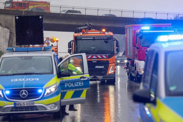 LKW auf A1 bei Wuppertal umgestürzt - massive Verkehrsbehinderungen sind die Folge Ein LKW ist am Montagmorgen (17. August 2026) auf der A1 hinter der Anschlussstelle Ronsdorf in Fahrtrichtung Dortmund verunglückt. Der 43 Jahre alte Fahrer erlitt dabei leichte Verletzungen. Nach Angaben der Autobahnpolizei ereignete sich der Unfall kurz nach 7 Uhr. Demnach berichtete der Fahrer, dass sich während der Fahrt der Anhänger gelöst habe, bei der Unfallaufnahme waren Zugmaschine und Auflieger jedoch miteinander verbunden. In der Folge geriet das Gespann ins Schleudern, kam von der Fahrbahn ab und fuhr zunächst über den angrenzenden Hang. Anschließend kippte der Lastwagen auf die Seite und blieb dort liegen. Unmittelbar nach dem Unfall wa