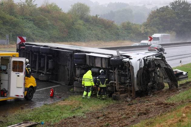 LKW auf A1 bei Wuppertal umgestürzt - massive Verkehrsbehinderungen sind die Folge Ein LKW ist am Montagmorgen (17. August 2026) auf der A1 hinter der Anschlussstelle Ronsdorf in Fahrtrichtung Dortmund verunglückt. Der 43 Jahre alte Fahrer erlitt dabei leichte Verletzungen. Nach Angaben der Autobahnpolizei ereignete sich der Unfall kurz nach 7 Uhr. Demnach berichtete der Fahrer, dass sich während der Fahrt der Anhänger gelöst habe, bei der Unfallaufnahme waren Zugmaschine und Auflieger jedoch miteinander verbunden. In der Folge geriet das Gespann ins Schleudern, kam von der Fahrbahn ab und fuhr zunächst über den angrenzenden Hang. Anschließend kippte der Lastwagen auf die Seite und blieb dort liegen. Unmittelbar nach dem Unfall wa