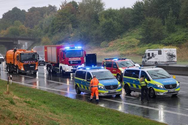 LKW auf A1 bei Wuppertal umgestürzt - massive Verkehrsbehinderungen sind die Folge Ein LKW ist am Montagmorgen (17. August 2026) auf der A1 hinter der Anschlussstelle Ronsdorf in Fahrtrichtung Dortmund verunglückt. Der 43 Jahre alte Fahrer erlitt dabei leichte Verletzungen. Nach Angaben der Autobahnpolizei ereignete sich der Unfall kurz nach 7 Uhr. Demnach berichtete der Fahrer, dass sich während der Fahrt der Anhänger gelöst habe, bei der Unfallaufnahme waren Zugmaschine und Auflieger jedoch miteinander verbunden. In der Folge geriet das Gespann ins Schleudern, kam von der Fahrbahn ab und fuhr zunächst über den angrenzenden Hang. Anschließend kippte der Lastwagen auf die Seite und blieb dort liegen. Unmittelbar nach dem Unfall wa