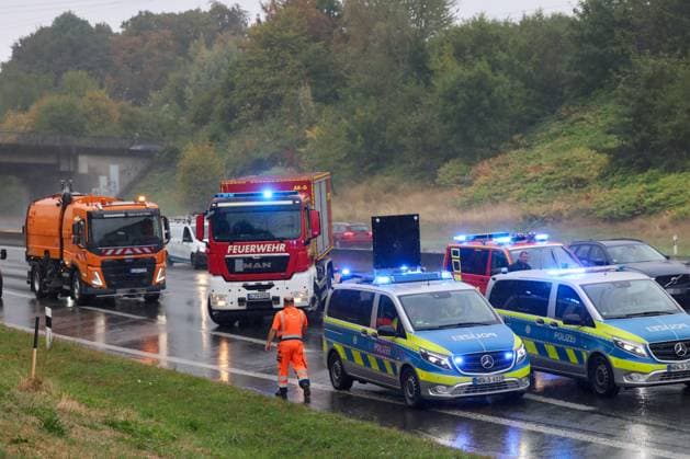 LKW auf A1 bei Wuppertal umgestürzt - massive Verkehrsbehinderungen sind die Folge Ein LKW ist am Montagmorgen (17. August 2026) auf der A1 hinter der Anschlussstelle Ronsdorf in Fahrtrichtung Dortmund verunglückt. Der 43 Jahre alte Fahrer erlitt dabei leichte Verletzungen. Nach Angaben der Autobahnpolizei ereignete sich der Unfall kurz nach 7 Uhr. Demnach berichtete der Fahrer, dass sich während der Fahrt der Anhänger gelöst habe, bei der Unfallaufnahme waren Zugmaschine und Auflieger jedoch miteinander verbunden. In der Folge geriet das Gespann ins Schleudern, kam von der Fahrbahn ab und fuhr zunächst über den angrenzenden Hang. Anschließend kippte der Lastwagen auf die Seite und blieb dort liegen. Unmittelbar nach dem Unfall wa