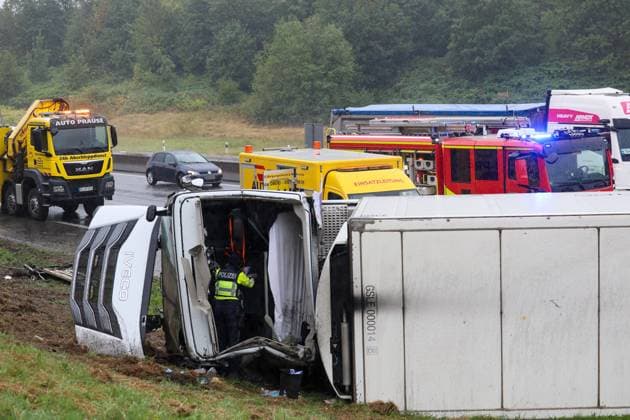 LKW auf A1 bei Wuppertal umgestürzt - massive Verkehrsbehinderungen sind die Folge Ein LKW ist am Montagmorgen (17. August 2026) auf der A1 hinter der Anschlussstelle Ronsdorf in Fahrtrichtung Dortmund verunglückt. Der 43 Jahre alte Fahrer erlitt dabei leichte Verletzungen. Nach Angaben der Autobahnpolizei ereignete sich der Unfall kurz nach 7 Uhr. Demnach berichtete der Fahrer, dass sich während der Fahrt der Anhänger gelöst habe, bei der Unfallaufnahme waren Zugmaschine und Auflieger jedoch miteinander verbunden. In der Folge geriet das Gespann ins Schleudern, kam von der Fahrbahn ab und fuhr zunächst über den angrenzenden Hang. Anschließend kippte der Lastwagen auf die Seite und blieb dort liegen. Unmittelbar nach dem Unfall wa