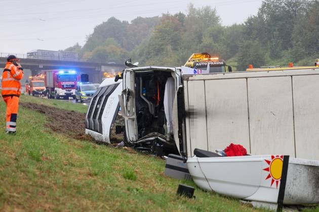 LKW auf A1 bei Wuppertal umgestürzt - massive Verkehrsbehinderungen sind die Folge Ein LKW ist am Montagmorgen (17. August 2026) auf der A1 hinter der Anschlussstelle Ronsdorf in Fahrtrichtung Dortmund verunglückt. Der 43 Jahre alte Fahrer erlitt dabei leichte Verletzungen. Nach Angaben der Autobahnpolizei ereignete sich der Unfall kurz nach 7 Uhr. Demnach berichtete der Fahrer, dass sich während der Fahrt der Anhänger gelöst habe, bei der Unfallaufnahme waren Zugmaschine und Auflieger jedoch miteinander verbunden. In der Folge geriet das Gespann ins Schleudern, kam von der Fahrbahn ab und fuhr zunächst über den angrenzenden Hang. Anschließend kippte der Lastwagen auf die Seite und blieb dort liegen. Unmittelbar nach dem Unfall wa