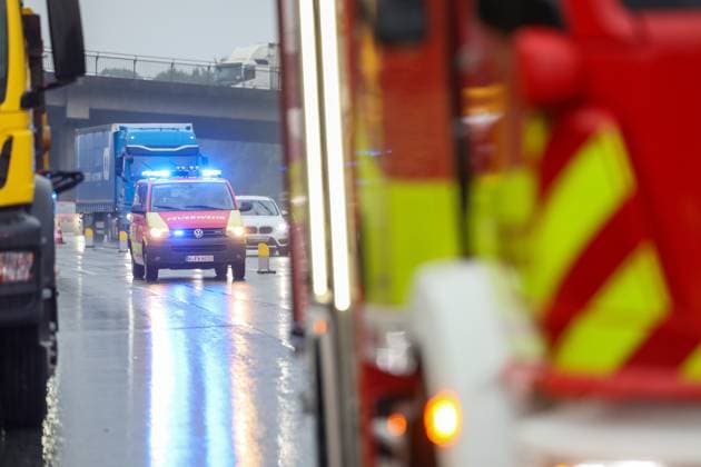 LKW auf A1 bei Wuppertal umgestürzt - massive Verkehrsbehinderungen sind die Folge Ein LKW ist am Montagmorgen (17. August 2026) auf der A1 hinter der Anschlussstelle Ronsdorf in Fahrtrichtung Dortmund verunglückt. Der 43 Jahre alte Fahrer erlitt dabei leichte Verletzungen. Nach Angaben der Autobahnpolizei ereignete sich der Unfall kurz nach 7 Uhr. Demnach berichtete der Fahrer, dass sich während der Fahrt der Anhänger gelöst habe, bei der Unfallaufnahme waren Zugmaschine und Auflieger jedoch miteinander verbunden. In der Folge geriet das Gespann ins Schleudern, kam von der Fahrbahn ab und fuhr zunächst über den angrenzenden Hang. Anschließend kippte der Lastwagen auf die Seite und blieb dort liegen. Unmittelbar nach dem Unfall wa