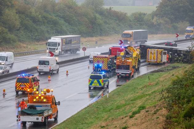 LKW auf A1 bei Wuppertal umgestürzt - massive Verkehrsbehinderungen sind die Folge Ein LKW ist am Montagmorgen (17. August 2026) auf der A1 hinter der Anschlussstelle Ronsdorf in Fahrtrichtung Dortmund verunglückt. Der 43 Jahre alte Fahrer erlitt dabei leichte Verletzungen. Nach Angaben der Autobahnpolizei ereignete sich der Unfall kurz nach 7 Uhr. Demnach berichtete der Fahrer, dass sich während der Fahrt der Anhänger gelöst habe, bei der Unfallaufnahme waren Zugmaschine und Auflieger jedoch miteinander verbunden. In der Folge geriet das Gespann ins Schleudern, kam von der Fahrbahn ab und fuhr zunächst über den angrenzenden Hang. Anschließend kippte der Lastwagen auf die Seite und blieb dort liegen. Unmittelbar nach dem Unfall wa