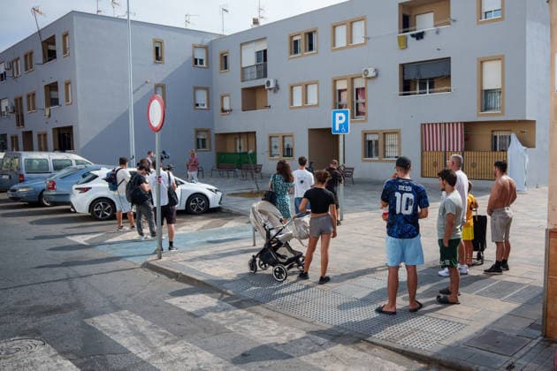 Two women—one of whom was pregnant—and a minor were shot and killed in the middle of the street in Isla Cristina, Huelva. Images from the scene of yesterday’s shooting, where three people died in Isla Cristina. On August 17, 2026, in Isla Cristina, Huelva, Andalusia, Spain. Three people—a 39-year-old woman who was eight months pregnant, a 62-year-old woman, and a 16-year-old minor—died this Sunday as a result of a shooting in the El Rocío neighborhood of Isla Cristina, Huelva, which may be linked to the one that left one man dead and another wounded in 2024 in the El Torrejón neighborhood of Huelva city. August 17, 2026 Francisco J Isla Cristina, Huelva, Andalusia Isla Cristina, Huelva, Andalusia, Spain  Copyright: xFranciscoxJ.xOlmox 7718328