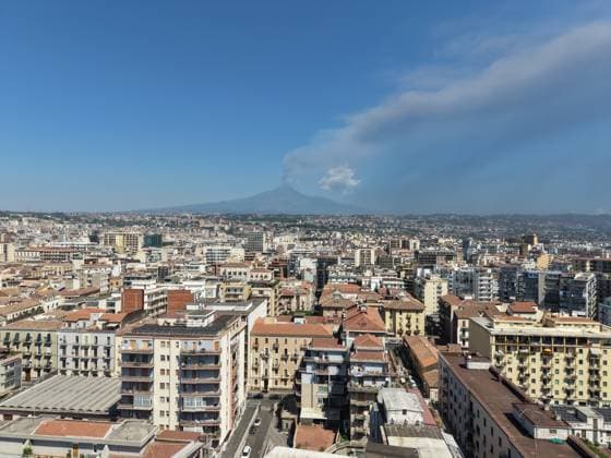 RECORD DATE NOT STATED IPA87568812 - Catania, August 17, 2026: View of Mount Etna from Catania during the eruption, smoke, and a panoramic view of the city of Catania  Copyright: xx xx 87568812.jpeg
