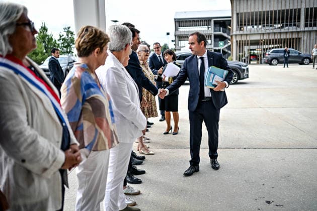Sebastion Lecornu Meets Local Elected - Merignac France s Prime Minister Sebastien Lecornu arrives for a meeting with local elected representatives and socio-economic stakeholders at Technowest, to support the reconstruction of the towns and forests affected by the fires of summer 2026. In Mérignac, August 17, 2026. Photo by Ugo Amez Pool ABACAPRESS.COM Merignac France  Copyright: xAmezxUgo Pool ABACAx