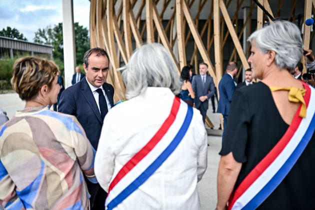 Sebastion Lecornu Meets Local Elected - Merignac France s Prime Minister Sebastien Lecornu arrives for a meeting with local elected representatives and socio-economic stakeholders at Technowest, to support the reconstruction of the towns and forests affected by the fires of summer 2026. In Mérignac, August 17, 2026. Photo by Ugo Amez Pool ABACAPRESS.COM Merignac France  Copyright: xAmezxUgo Pool ABACAx