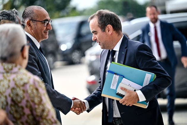 Sebastion Lecornu Meets Local Elected - Merignac France s Prime Minister Sebastien Lecornu salutes France s Interior Minister Laurent Nunez arrives for a meeting with local elected representatives and socio-economic stakeholders at Technowest, to support the reconstruction of the towns and forests affected by the fires of summer 2026. In Mérignac, August 17, 2026. Photo by Ugo Amez Pool ABACAPRESS.COM Merignac France  Copyright: xAmezxUgo Pool ABACAx