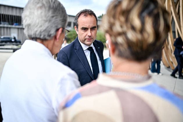 Sebastion Lecornu Meets Local Elected - Merignac France s Prime Minister Sebastien Lecornu arrives for a meeting with local elected representatives and socio-economic stakeholders at Technowest, to support the reconstruction of the towns and forests affected by the fires of summer 2026. In Mérignac, August 17, 2026. Photo by Ugo Amez Pool ABACAPRESS.COM Merignac France  Copyright: xAmezxUgo Pool ABACAx