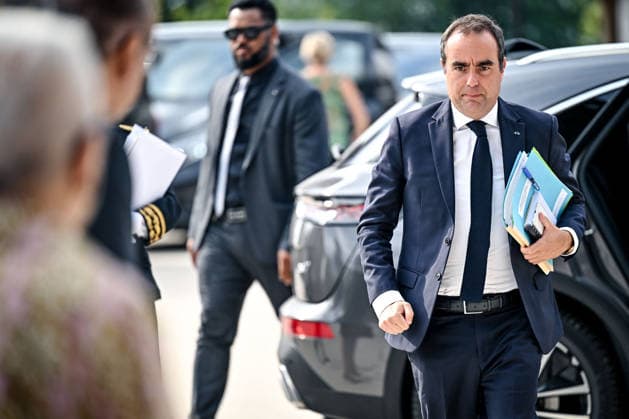 Sebastion Lecornu Meets Local Elected - Merignac France s Prime Minister Sebastien Lecornu arrives for a meeting with local elected representatives and socio-economic stakeholders at Technowest, to support the reconstruction of the towns and forests affected by the fires of summer 2026. In Mérignac, August 17, 2026. Photo by Ugo Amez Pool ABACAPRESS.COM Merignac France  Copyright: xAmezxUgo Pool ABACAx