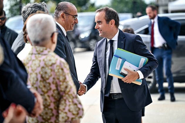 Sebastion Lecornu Meets Local Elected - Merignac France s Prime Minister Sebastien Lecornu salutes France s Interior Minister Laurent Nunez arrives for a meeting with local elected representatives and socio-economic stakeholders at Technowest, to support the reconstruction of the towns and forests affected by the fires of summer 2026. In Mérignac, August 17, 2026. Photo by Ugo Amez Pool ABACAPRESS.COM Merignac France  Copyright: xAmezxUgo Pool ABACAx