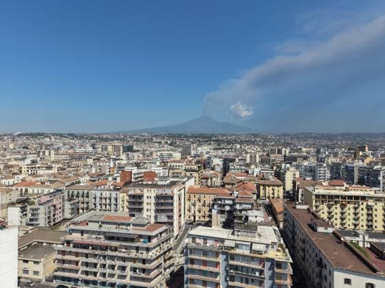 RECORD DATE NOT STATED IPA87568788 - Catania, August 17, 2026: View of Mount Etna from Catania during the eruption, smoke, and a panoramic view of the city of Catania  Copyright: xx xx 87568788.jpeg