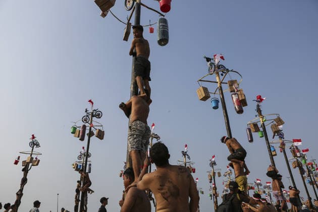 Indonesia marks 81st Independence Day with traditional greasy pole climb JAKARTA, INDONESIA - AUGUST 17: Participant attend the greasy pole climbing race locally known as Panjat Pinang to collect prizes hung at the top during celebrations to mark the 81st Independence Day celebrations in Jakarta, Indonesia, on August 17, 2026. Agoes Rudianto Anadolu Jakarta Indonesia. Editorial use only. Please get in touch for any other usage.  Copyright: x2026xAnadoluxAgoesxRudiantox