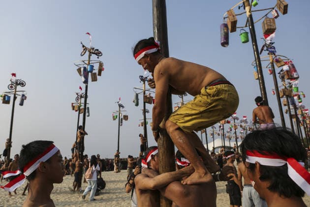 Indonesia marks 81st Independence Day with traditional greasy pole climb JAKARTA, INDONESIA - AUGUST 17: Participant attend the greasy pole climbing race locally known as Panjat Pinang to collect prizes hung at the top during celebrations to mark the 81st Independence Day celebrations in Jakarta, Indonesia, on August 17, 2026. Agoes Rudianto Anadolu Jakarta Indonesia. Editorial use only. Please get in touch for any other usage.  Copyright: x2026xAnadoluxAgoesxRudiantox
