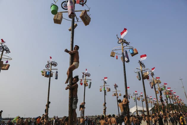 Indonesia marks 81st Independence Day with traditional greasy pole climb JAKARTA, INDONESIA - AUGUST 17: Participant attend the greasy pole climbing race locally known as Panjat Pinang to collect prizes hung at the top during celebrations to mark the 81st Independence Day celebrations in Jakarta, Indonesia, on August 17, 2026. Agoes Rudianto Anadolu Jakarta Indonesia. Editorial use only. Please get in touch for any other usage.  Copyright: x2026xAnadoluxAgoesxRudiantox