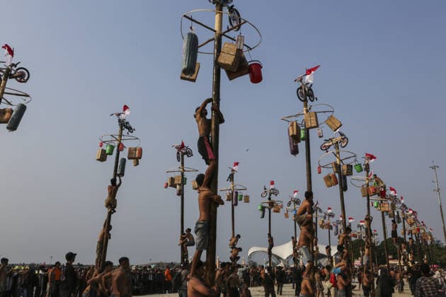 Indonesia marks 81st Independence Day with traditional greasy pole climb JAKARTA, INDONESIA - AUGUST 17: Participant attend the greasy pole climbing race locally known as Panjat Pinang to collect prizes hung at the top during celebrations to mark the 81st Independence Day celebrations in Jakarta, Indonesia, on August 17, 2026. Agoes Rudianto Anadolu Jakarta Indonesia. Editorial use only. Please get in touch for any other usage.  Copyright: x2026xAnadoluxAgoesxRudiantox