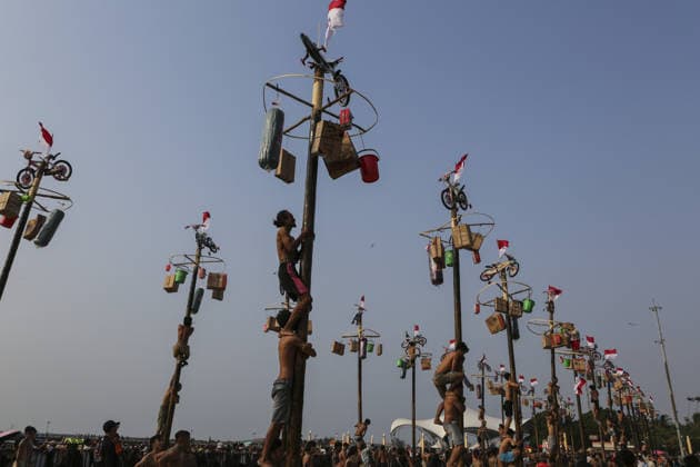 Indonesia marks 81st Independence Day with traditional greasy pole climb JAKARTA, INDONESIA - AUGUST 17: Participant attend the greasy pole climbing race locally known as Panjat Pinang to collect prizes hung at the top during celebrations to mark the 81st Independence Day celebrations in Jakarta, Indonesia, on August 17, 2026. Agoes Rudianto Anadolu Jakarta Indonesia. Editorial use only. Please get in touch for any other usage.  Copyright: x2026xAnadoluxAgoesxRudiantox