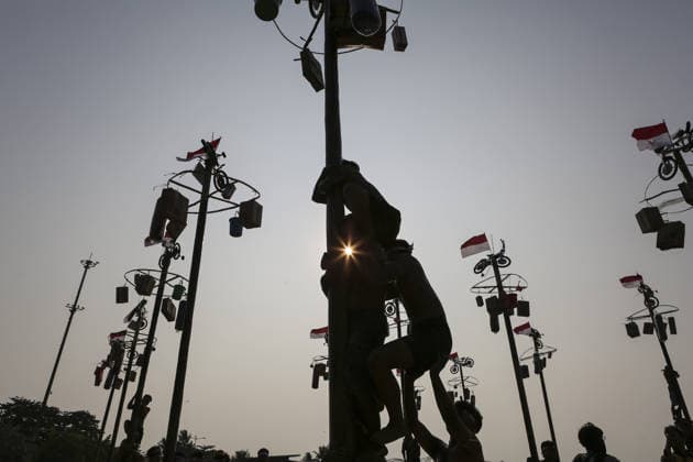 Indonesia marks 81st Independence Day with traditional greasy pole climb JAKARTA, INDONESIA - AUGUST 17: Participant attend the greasy pole climbing race locally known as Panjat Pinang to collect prizes hung at the top during celebrations to mark the 81st Independence Day celebrations in Jakarta, Indonesia, on August 17, 2026. Agoes Rudianto Anadolu Jakarta Indonesia. Editorial use only. Please get in touch for any other usage.  Copyright: x2026xAnadoluxAgoesxRudiantox