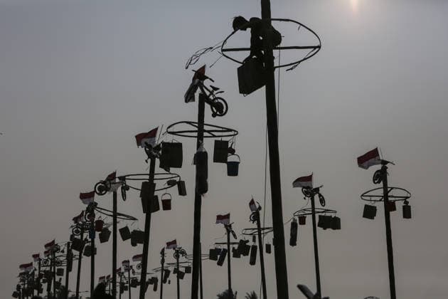 Indonesia marks 81st Independence Day with traditional greasy pole climb JAKARTA, INDONESIA - AUGUST 17: Participant attend the greasy pole climbing race locally known as Panjat Pinang to collect prizes hung at the top during celebrations to mark the 81st Independence Day celebrations in Jakarta, Indonesia, on August 17, 2026. Agoes Rudianto Anadolu Jakarta Indonesia. Editorial use only. Please get in touch for any other usage.  Copyright: x2026xAnadoluxAgoesxRudiantox