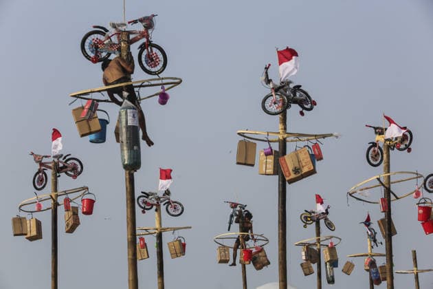 Indonesia marks 81st Independence Day with traditional greasy pole climb JAKARTA, INDONESIA - AUGUST 17: Participant attend the greasy pole climbing race locally known as Panjat Pinang to collect prizes hung at the top during celebrations to mark the 81st Independence Day celebrations in Jakarta, Indonesia, on August 17, 2026. Agoes Rudianto Anadolu Jakarta Indonesia. Editorial use only. Please get in touch for any other usage.  Copyright: x2026xAnadoluxAgoesxRudiantox