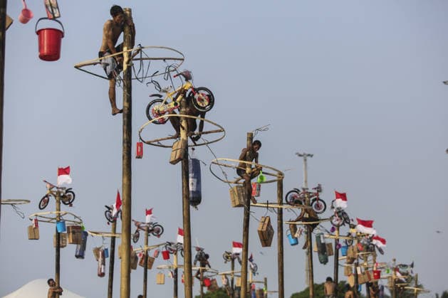 Indonesia marks 81st Independence Day with traditional greasy pole climb JAKARTA, INDONESIA - AUGUST 17: Participant attend the greasy pole climbing race locally known as Panjat Pinang to collect prizes hung at the top during celebrations to mark the 81st Independence Day celebrations in Jakarta, Indonesia, on August 17, 2026. Agoes Rudianto Anadolu Jakarta Indonesia. Editorial use only. Please get in touch for any other usage.  Copyright: x2026xAnadoluxAgoesxRudiantox