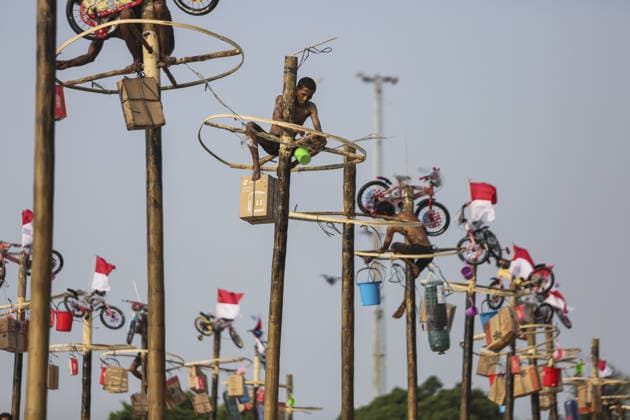 Indonesia marks 81st Independence Day with traditional greasy pole climb JAKARTA, INDONESIA - AUGUST 17: Participant attend the greasy pole climbing race locally known as Panjat Pinang to collect prizes hung at the top during celebrations to mark the 81st Independence Day celebrations in Jakarta, Indonesia, on August 17, 2026. Agoes Rudianto Anadolu Jakarta Indonesia. Editorial use only. Please get in touch for any other usage.  Copyright: x2026xAnadoluxAgoesxRudiantox