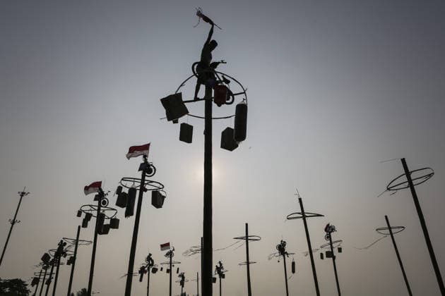 Indonesia marks 81st Independence Day with traditional greasy pole climb JAKARTA, INDONESIA - AUGUST 17: Participant attend the greasy pole climbing race locally known as Panjat Pinang to collect prizes hung at the top during celebrations to mark the 81st Independence Day celebrations in Jakarta, Indonesia, on August 17, 2026. Agoes Rudianto Anadolu Jakarta Indonesia. Editorial use only. Please get in touch for any other usage.  Copyright: x2026xAnadoluxAgoesxRudiantox