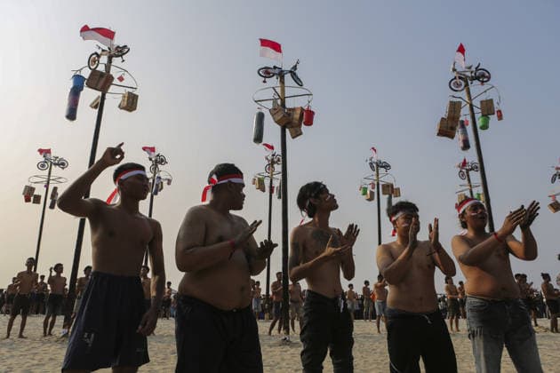 Indonesia marks 81st Independence Day with traditional greasy pole climb JAKARTA, INDONESIA - AUGUST 17: Participants prepare to attend the greasy pole climbing race locally known as Panjat Pinang to collect prizes hung at the top during celebrations to mark the 81st Independence Day celebrations in Jakarta, Indonesia, on August 17, 2026. Agoes Rudianto Anadolu Jakarta Indonesia. Editorial use only. Please get in touch for any other usage.  Copyright: x2026xAnadoluxAgoesxRudiantox