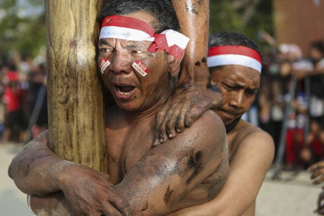 Indonesia marks 81st Independence Day with traditional greasy pole climb JAKARTA, INDONESIA - AUGUST 17: Participants show expressions of strain as they bear the weight of their teammate climbing the pole during the greasy pole climbing race, locally known as ‘Panjat Pinang,’ as part of celebrations marking Indonesia’s 81st Independence Day in Jakarta, Indonesia, on August 17, 2026. Agoes Rudianto Anadolu Jakarta Indonesia. Editorial use only. Please get in touch for any other usage.  Copyright: x2026xAnadoluxAgoesxRudiantox