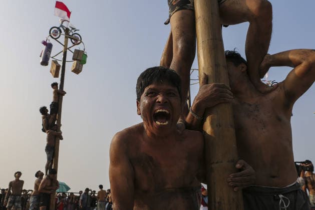 Indonesia marks 81st Independence Day with traditional greasy pole climb JAKARTA, INDONESIA - AUGUST 17: Participants show expressions of strain as they bear the weight of their teammate climbing the pole during the greasy pole climbing race, locally known as ‘Panjat Pinang,’ as part of celebrations marking Indonesia’s 81st Independence Day in Jakarta, Indonesia, on August 17, 2026. Agoes Rudianto Anadolu Jakarta Indonesia. Editorial use only. Please get in touch for any other usage.  Copyright: x2026xAnadoluxAgoesxRudiantox