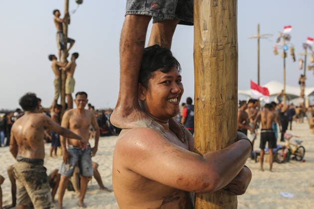 Indonesia marks 81st Independence Day with traditional greasy pole climb JAKARTA, INDONESIA - AUGUST 17: Participants show expressions of strain as they bear the weight of their teammate climbing the pole during the greasy pole climbing race, locally known as ‘Panjat Pinang,’ as part of celebrations marking Indonesia’s 81st Independence Day in Jakarta, Indonesia, on August 17, 2026. Agoes Rudianto Anadolu Jakarta Indonesia. Editorial use only. Please get in touch for any other usage.  Copyright: x2026xAnadoluxAgoesxRudiantox