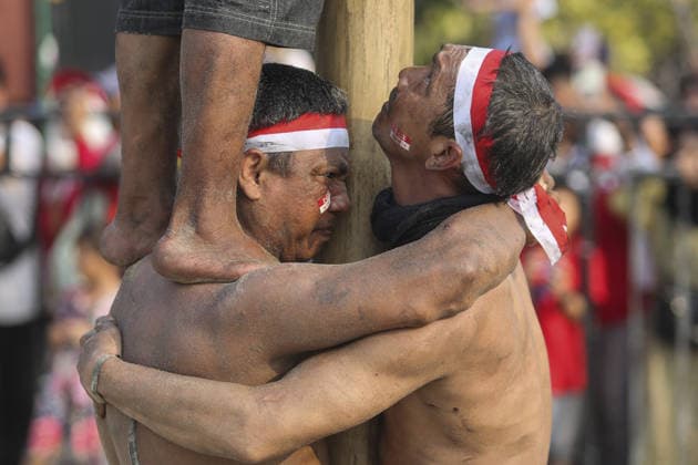 Indonesia marks 81st Independence Day with traditional greasy pole climb JAKARTA, INDONESIA - AUGUST 17: Participants show expressions of strain as they bear the weight of their teammate climbing the pole during the greasy pole climbing race, locally known as ‘Panjat Pinang,’ as part of celebrations marking Indonesia’s 81st Independence Day in Jakarta, Indonesia, on August 17, 2026. Agoes Rudianto Anadolu Jakarta Indonesia. Editorial use only. Please get in touch for any other usage.  Copyright: x2026xAnadoluxAgoesxRudiantox