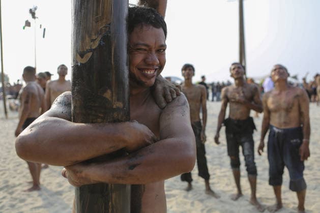 Indonesia marks 81st Independence Day with traditional greasy pole climb JAKARTA, INDONESIA - AUGUST 17: Participants show expressions of strain as they bear the weight of their teammate climbing the pole during the greasy pole climbing race, locally known as ‘Panjat Pinang,’ as part of celebrations marking Indonesia’s 81st Independence Day in Jakarta, Indonesia, on August 17, 2026. Agoes Rudianto Anadolu Jakarta Indonesia. Editorial use only. Please get in touch for any other usage.  Copyright: x2026xAnadoluxAgoesxRudiantox