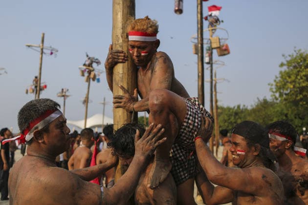 Indonesia marks 81st Independence Day with traditional greasy pole climb JAKARTA, INDONESIA - AUGUST 17: Participants show expressions of strain as they bear the weight of their teammate climbing the pole during the greasy pole climbing race, locally known as ‘Panjat Pinang,’ as part of celebrations marking Indonesia’s 81st Independence Day in Jakarta, Indonesia, on August 17, 2026. Agoes Rudianto Anadolu Jakarta Indonesia. Editorial use only. Please get in touch for any other usage.  Copyright: x2026xAnadoluxAgoesxRudiantox