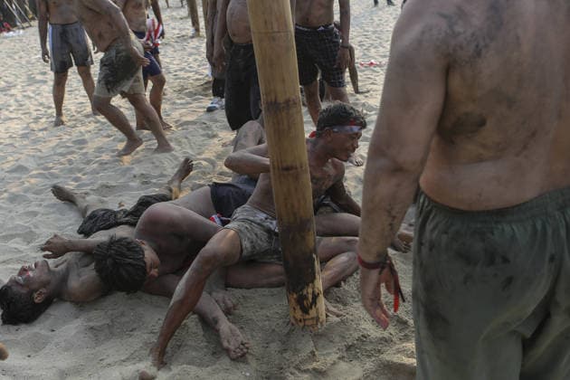 Indonesia marks 81st Independence Day with traditional greasy pole climb JAKARTA, INDONESIA - AUGUST 17 : Participants who fell during a greasy pole climbing race locally known as Panjat Pinang seen during celebrations to mark the 81st Independence Day celebrations in Jakarta, Indonesia, on August 17, 2026. Agoes Rudianto Anadolu Jakarta Indonesia. Editorial use only. Please get in touch for any other usage.  Copyright: x2026xAnadoluxAgoesxRudiantox
