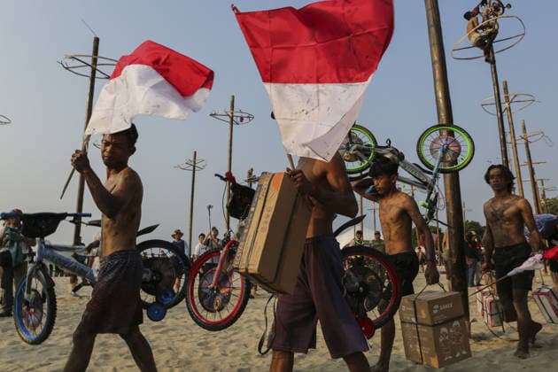 Indonesia marks 81st Independence Day with traditional greasy pole climb JAKARTA, INDONESIA - AUGUST 17: Participants carry prizes they successfully obtained during a greasy pole climbing race, locally known as ‘Panjat Pinang,’ as part of celebrations marking Indonesia’s 81st Independence Day in Jakarta, Indonesia, on August 17, 2026 Agoes Rudianto Anadolu Jakarta Indonesia. Editorial use only. Please get in touch for any other usage.  Copyright: x2026xAnadoluxAgoesxRudiantox