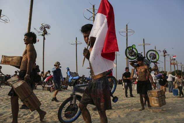 Indonesia marks 81st Independence Day with traditional greasy pole climb JAKARTA, INDONESIA - AUGUST 17: Participants carry prizes they successfully obtained during a greasy pole climbing race, locally known as ‘Panjat Pinang,’ as part of celebrations marking Indonesia’s 81st Independence Day in Jakarta, Indonesia, on August 17, 2026 Agoes Rudianto Anadolu Jakarta Indonesia. Editorial use only. Please get in touch for any other usage.  Copyright: x2026xAnadoluxAgoesxRudiantox