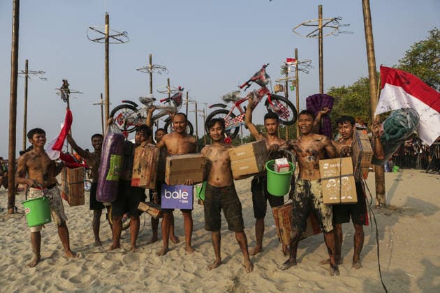 Indonesia marks 81st Independence Day with traditional greasy pole climb JAKARTA, INDONESIA - AUGUST 17: Participants carry prizes they successfully obtained during a greasy pole climbing race, locally known as ‘Panjat Pinang,’ as part of celebrations marking Indonesia’s 81st Independence Day in Jakarta, Indonesia, on August 17, 2026 Agoes Rudianto Anadolu Jakarta Indonesia. Editorial use only. Please get in touch for any other usage.  Copyright: x2026xAnadoluxAgoesxRudiantox
