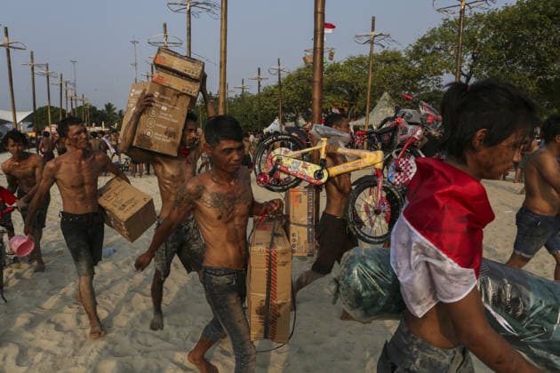 Indonesia marks 81st Independence Day with traditional greasy pole climb JAKARTA, INDONESIA - AUGUST 17: Participants carry prizes they successfully obtained during a greasy pole climbing race, locally known as ‘Panjat Pinang,’ as part of celebrations marking Indonesia’s 81st Independence Day in Jakarta, Indonesia, on August 17, 2026 Agoes Rudianto Anadolu Jakarta Indonesia. Editorial use only. Please get in touch for any other usage.  Copyright: x2026xAnadoluxAgoesxRudiantox